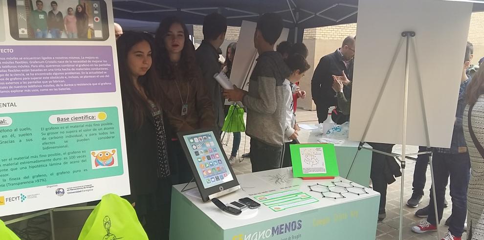 Pilar Alegría ha visitado la I Feria de Nanociencia para escolares de Aragón FENANÓMENOS