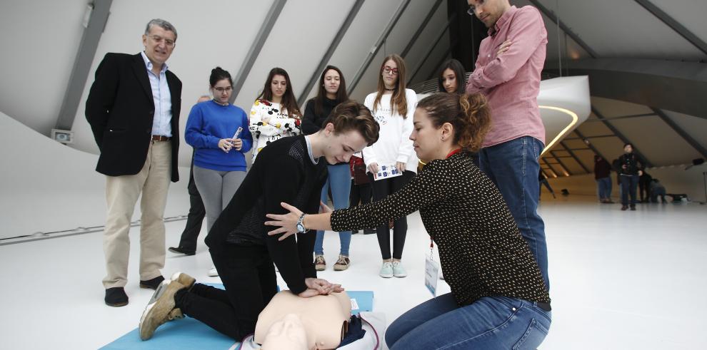 Celaya asiste un taller de reanimación cardiopulmonar con alumnos de Bachillerato