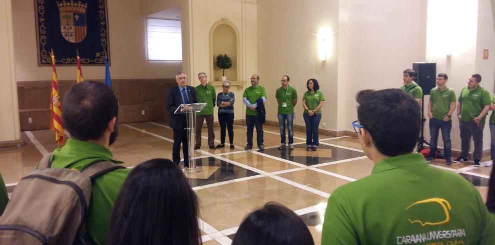 Olona recibe a la Caravana Universitaria por el Clima y asume su manifiesto