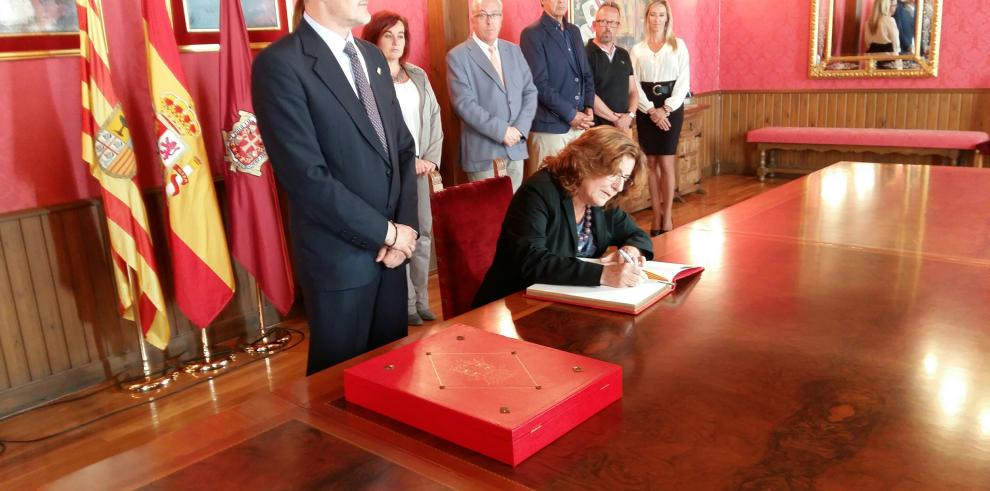 Broto destaca la función de los hogares de mayores como “lugares de encuentro” y para mejorar la calidad de vida de las personas