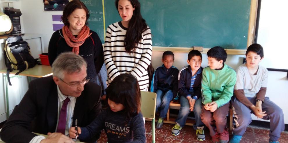 Joaquín Olona firma un acuerdo con los alumnos de Laspuña para crear un concurso sobre temática medioambiental para niños