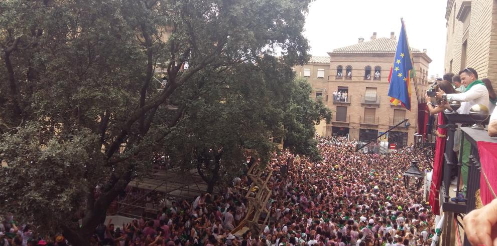 Marta Gastón y María Victoria Broto celebran junto a los oscenses el inicio de las fiestas de San Lorenzo