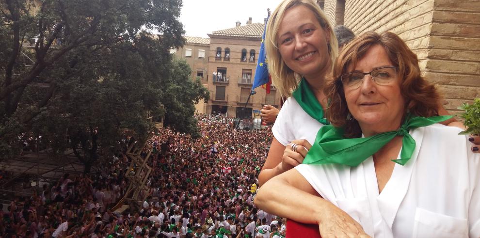 Marta Gastón y María Victoria Broto celebran junto a los oscenses el inicio de las fiestas de San Lorenzo