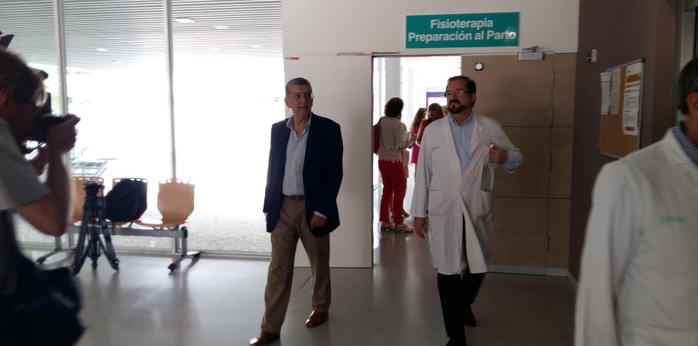 El consejero de Sanidad vuelve a destacar el papel de la Atención Primaria en su visita al centro de salud de Valdespartera