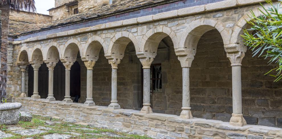 Concluye la restauración del claustro de la catedral de Roda de Isábena con la recuperación del necrologio