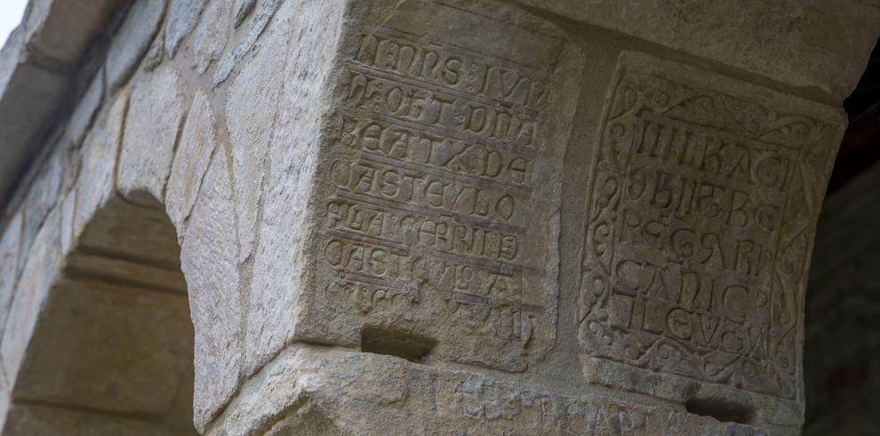 Concluye la restauración del claustro de la catedral de Roda de Isábena con la recuperación del necrologio