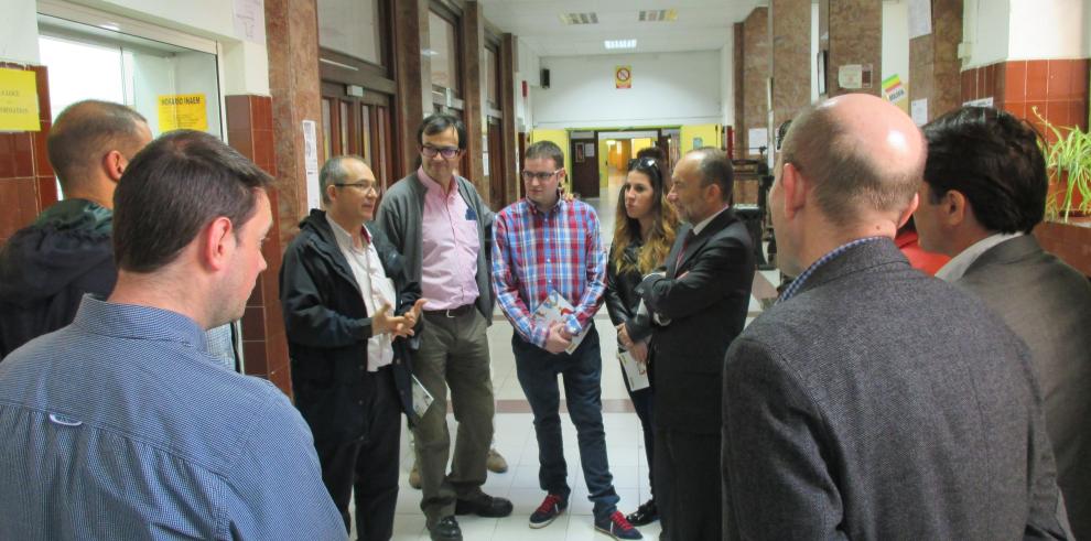 Ramón Tejedor comprueba los resultados de los viveros-incubadoras creados en centros educativos aragoneses