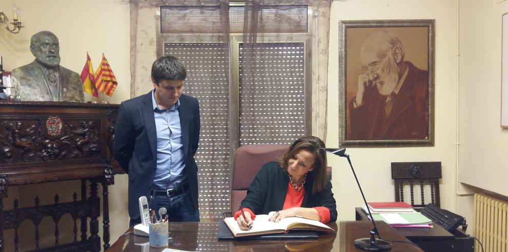 La consejera de Educación reitera su compromiso con la sección de ESO de Ayerbe