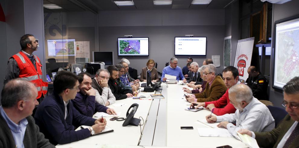 Medios humanos y materiales trabajan en las zonas afectadas por la crecida del caudal del río Ebro