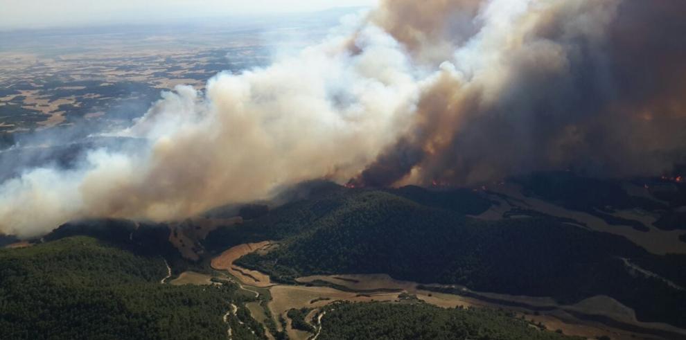 El incendio de las Cinco Villas se mantiene bajo control