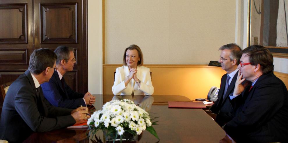 El embajador francés visita a la Presidenta de Aragón