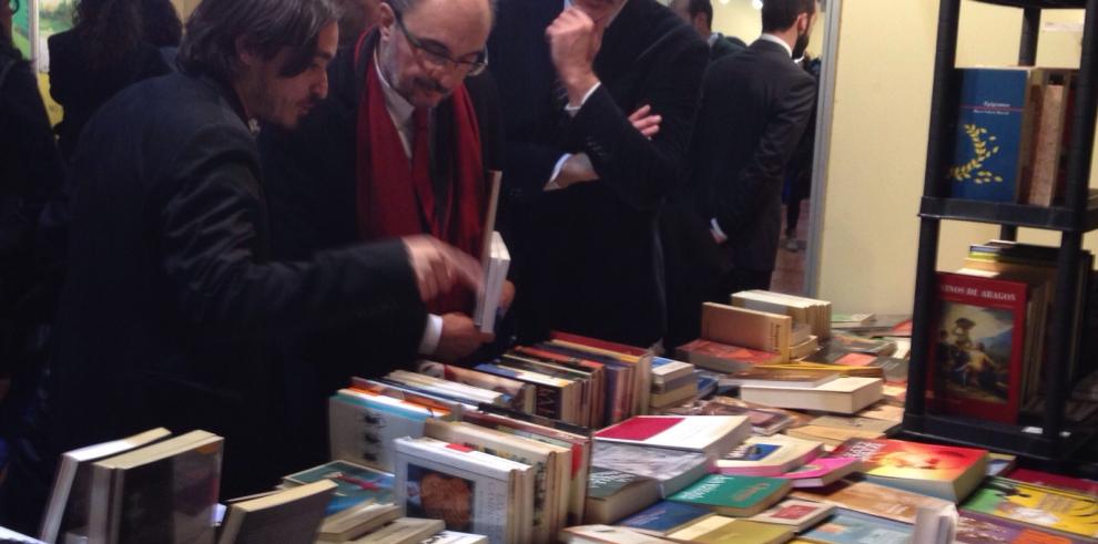 El Presidente de Aragón visita la Feria del Libro Aragonés en Monzón