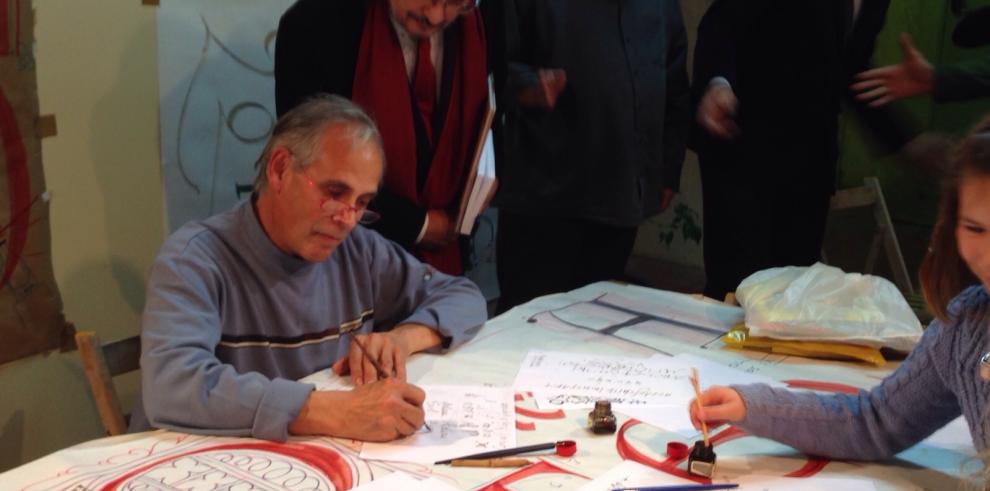 El Presidente de Aragón visita la Feria del Libro Aragonés en Monzón