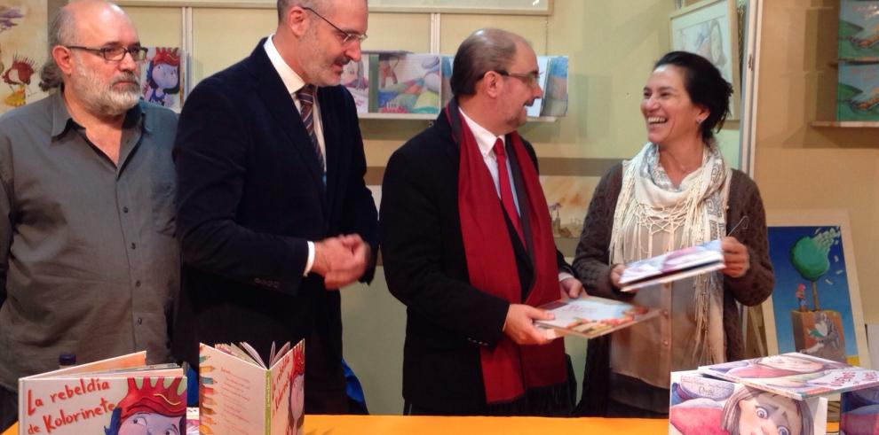 El Presidente de Aragón visita la Feria del Libro Aragonés en Monzón