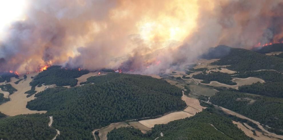 500 personas y 26 medios aéreos trabajan desde primeras horas en el incendio de las Cinco Villas