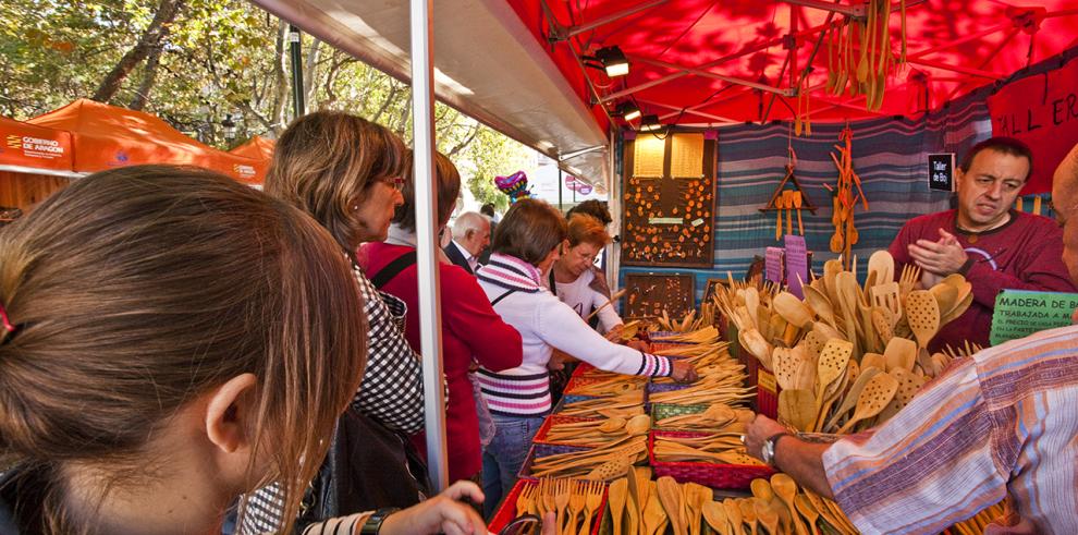 Artesanía aragonesa en la calle para celebrar San Jorge