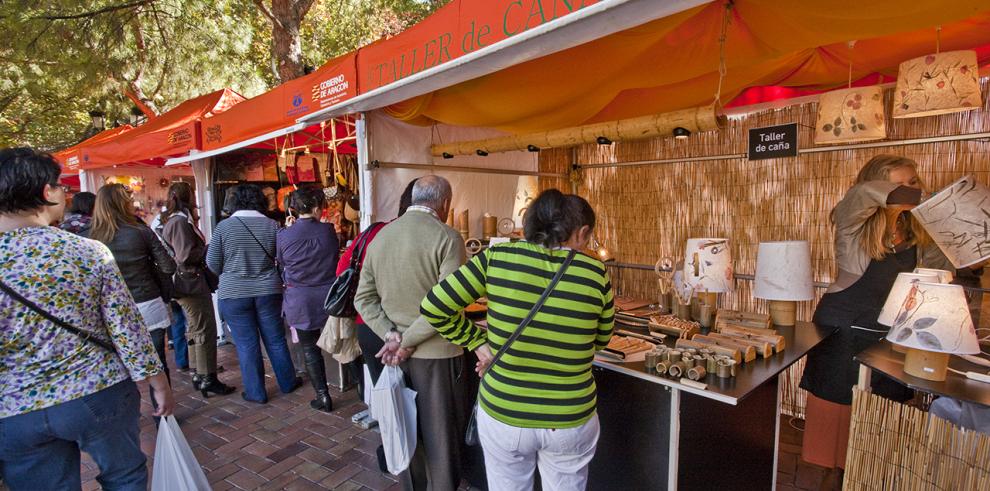 Artesanía aragonesa en la calle para celebrar San Jorge