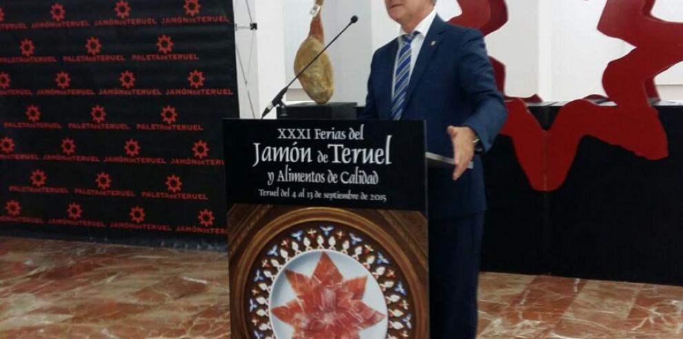  El consejero de Presidencia, Vicente Guillén, apuesta por el jamón de Teruel y los nuevos mercados