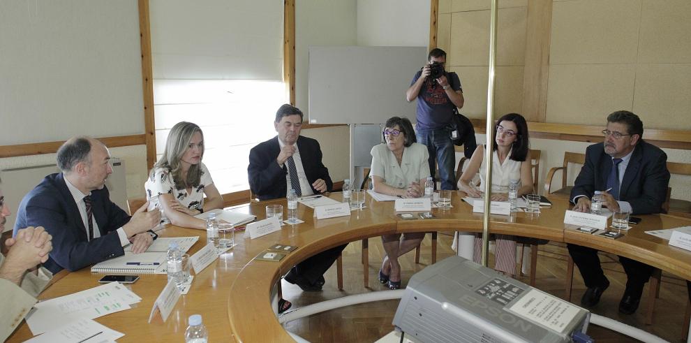 Pilar Alegría celebra la vuelta a la normalidad con la Universidad