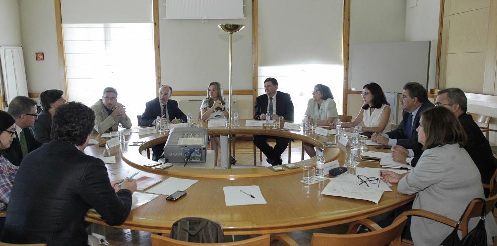 Pilar Alegría celebra la vuelta a la normalidad con la Universidad