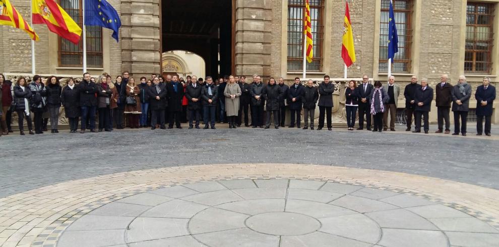 El presidente Javier Lambán convoca un minuto de silencio en la sede del Gobierno de Aragón. 