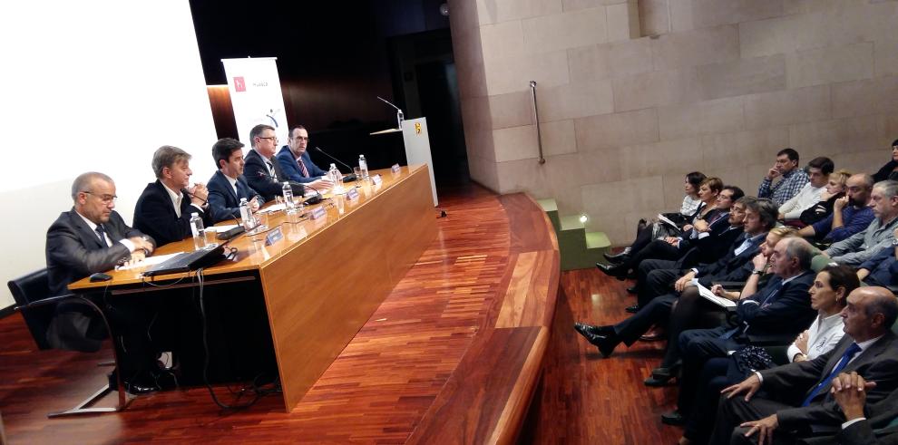 Marta Gastón participa en un encuentro con los alcaldes de las tres capitales aragonesas