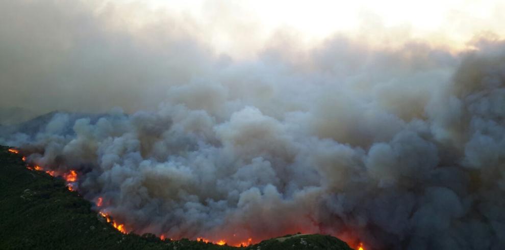 La menor intensidad del viento y el fraccionamiento del frente  facilitan el trabajo en el incendio de las Cinco Villas