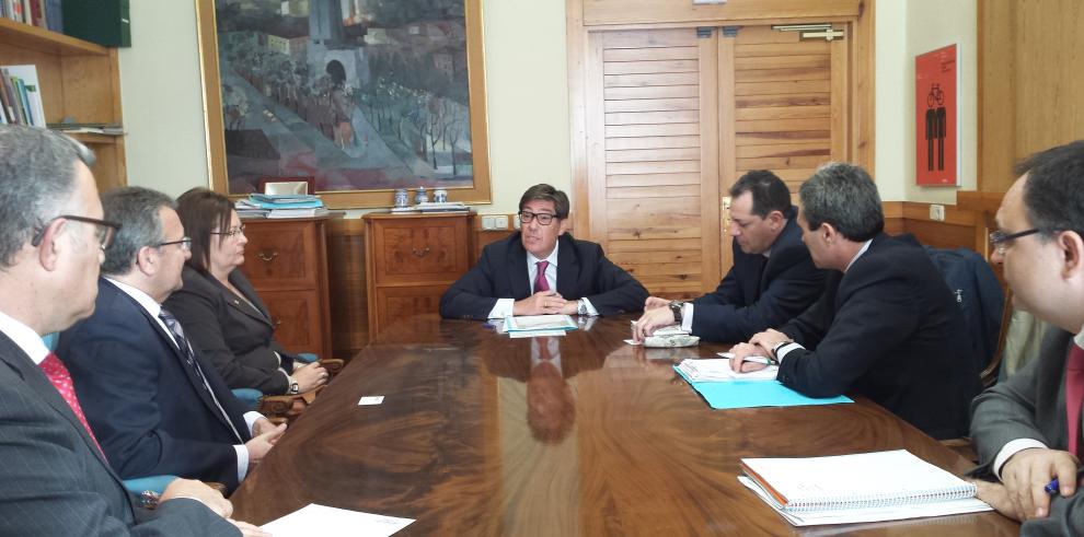 Reunión del consejero Aliaga con los representantes de los talleres de reparación de vehículos de Zaragoza