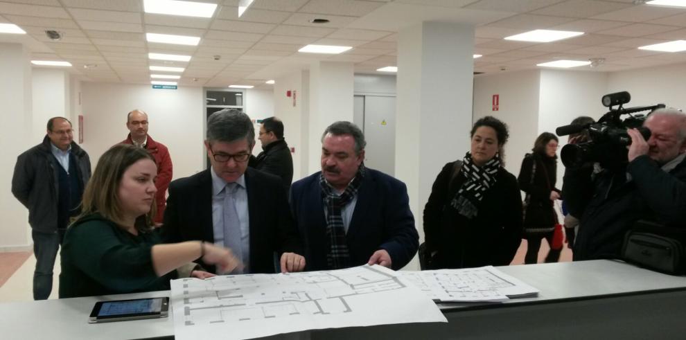 El consejero Guillén vista las obras a punto de culminar del Centro de Salud Teruel Centro