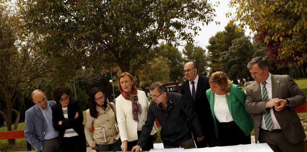  Rudi visita la iglesia de Híjar, la sede de Dinópolis en Ariño y el balneario de esta localidad turolense