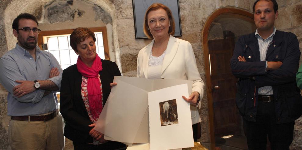  Rudi visita la iglesia de Híjar, la sede de Dinópolis en Ariño y el balneario de esta localidad turolense