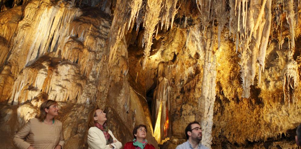  Rudi visita la iglesia de Híjar, la sede de Dinópolis en Ariño y el balneario de esta localidad turolense