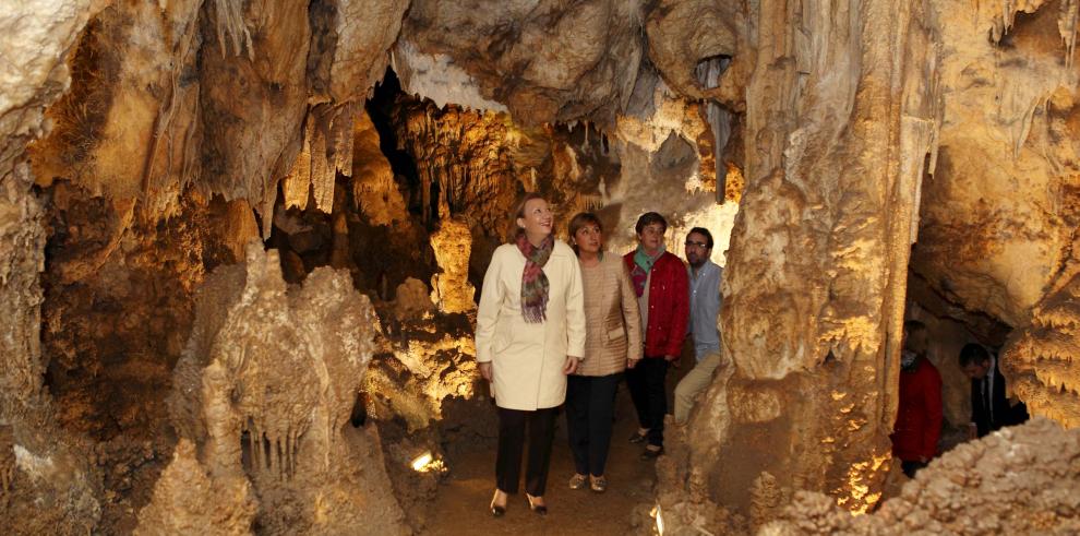  Rudi visita la iglesia de Híjar, la sede de Dinópolis en Ariño y el balneario de esta localidad turolense