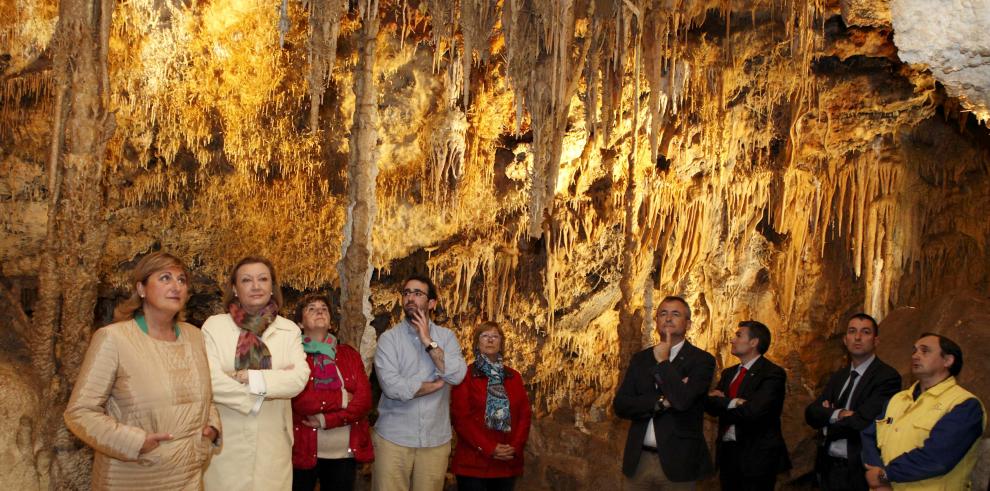  Rudi visita la iglesia de Híjar, la sede de Dinópolis en Ariño y el balneario de esta localidad turolense