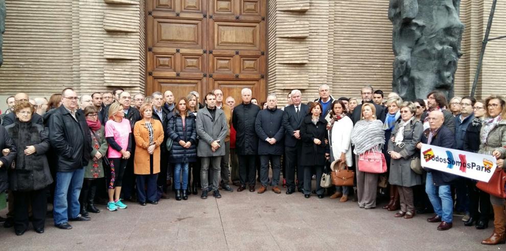 Minuto de silencio en la Plaza del Pilar por los atentado de Paris