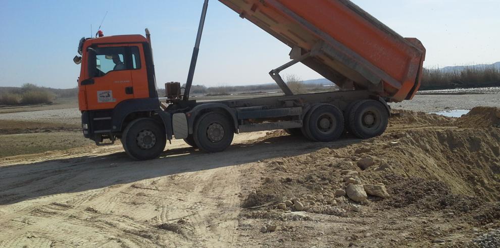 Obras Públicas trabaja para reparar los daños de las carreteras afectadas por el río Ebro