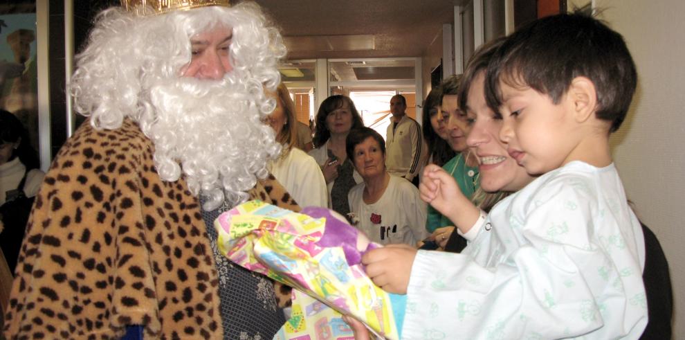 Los Reyes Magos visitan a los niños del Hospital Materno-Infantil Miguel Servet