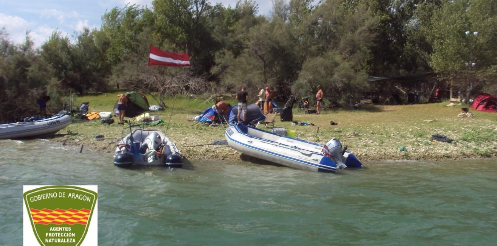 Agentes de Protección de la Naturaleza desmontan un campamento ilegal de pescadores en el Mar de Caspe