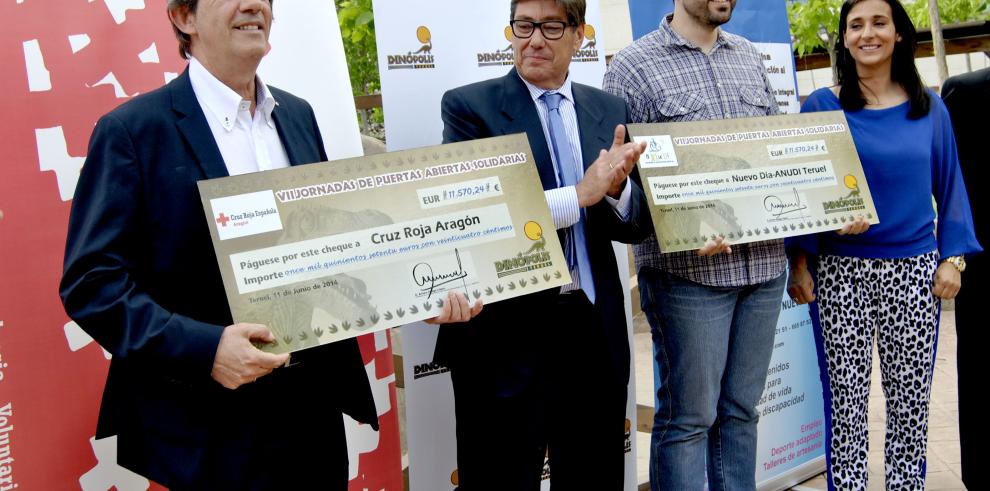 Dinópolis hace entrega de más de 23.000 euros a Cruz Roja Aragón y ANUDI Teruel