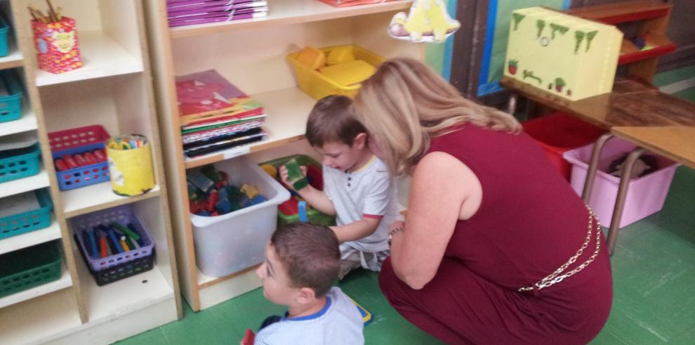 Dolores Serrat visita el colegio rural de Sabiñán 