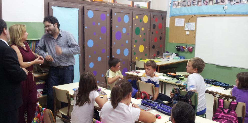 Dolores Serrat visita el colegio rural de Sabiñán 