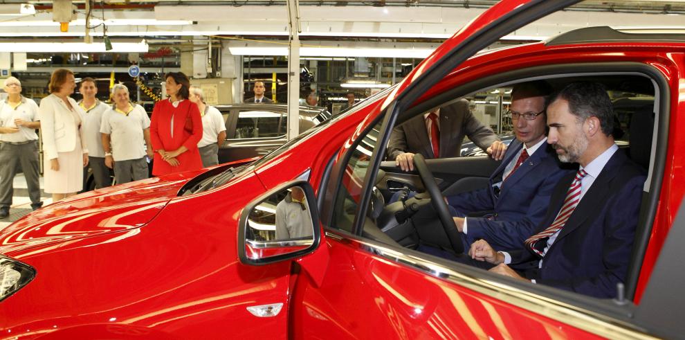 S.M. el Rey Felipe VI asiste a la presentación del Opel Mokka en la planta de Figueruelas