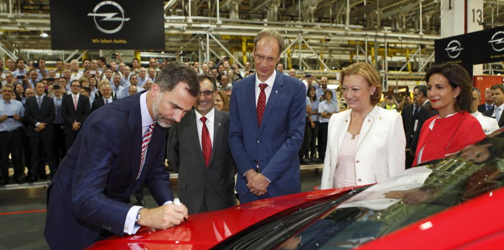 S.M. el Rey Felipe VI asiste a la presentación del Opel Mokka en la planta de Figueruelas