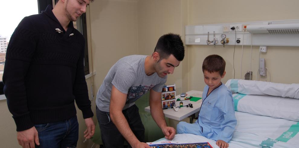 Visita del equipo de Balonmano Aragón al Hospital Clínico Universitario “Lozano Blesa”