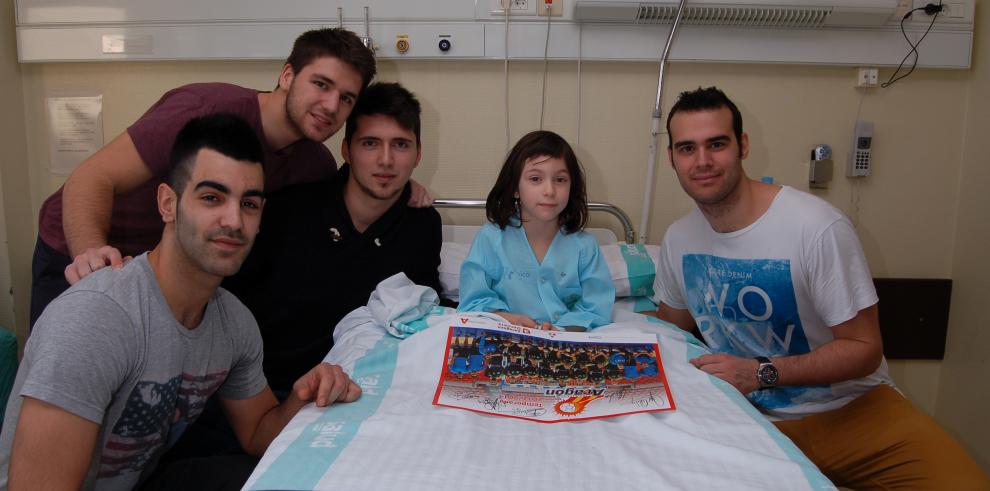 Visita del equipo de Balonmano Aragón al Hospital Clínico Universitario “Lozano Blesa”