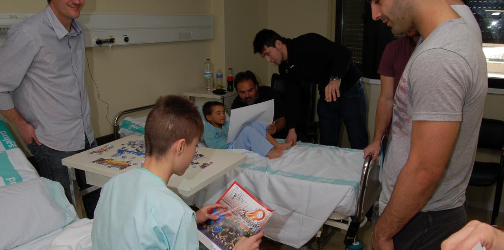 Visita del equipo de Balonmano Aragón al Hospital Clínico Universitario “Lozano Blesa”