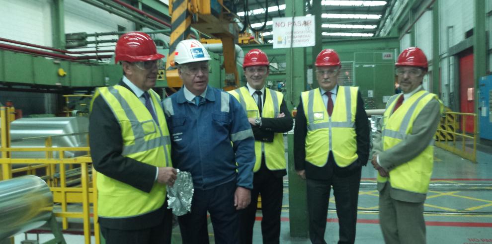 Arturo Aliaga ha visitado la planta de Iberfoil en Sabiñánigo, a pleno rendimiento tan solo tres meses después de su apertura 