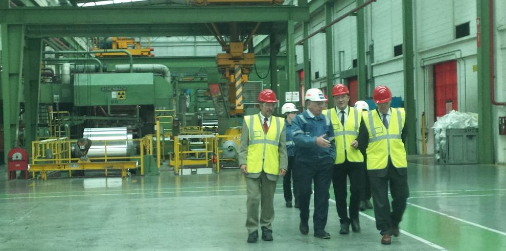 Arturo Aliaga ha visitado la planta de Iberfoil en Sabiñánigo, a pleno rendimiento tan solo tres meses después de su apertura 