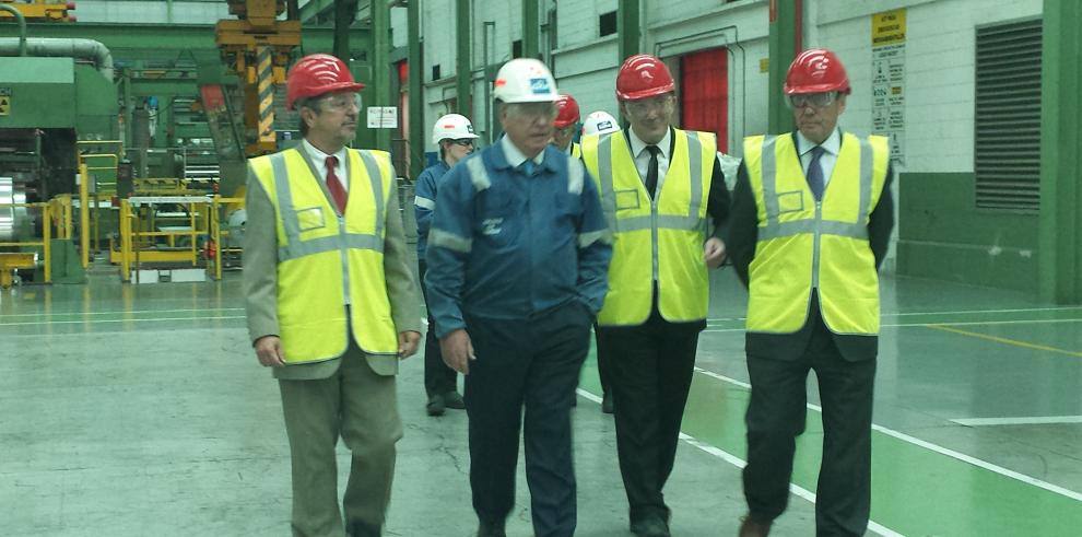 Arturo Aliaga ha visitado la planta de Iberfoil en Sabiñánigo, a pleno rendimiento tan solo tres meses después de su apertura 