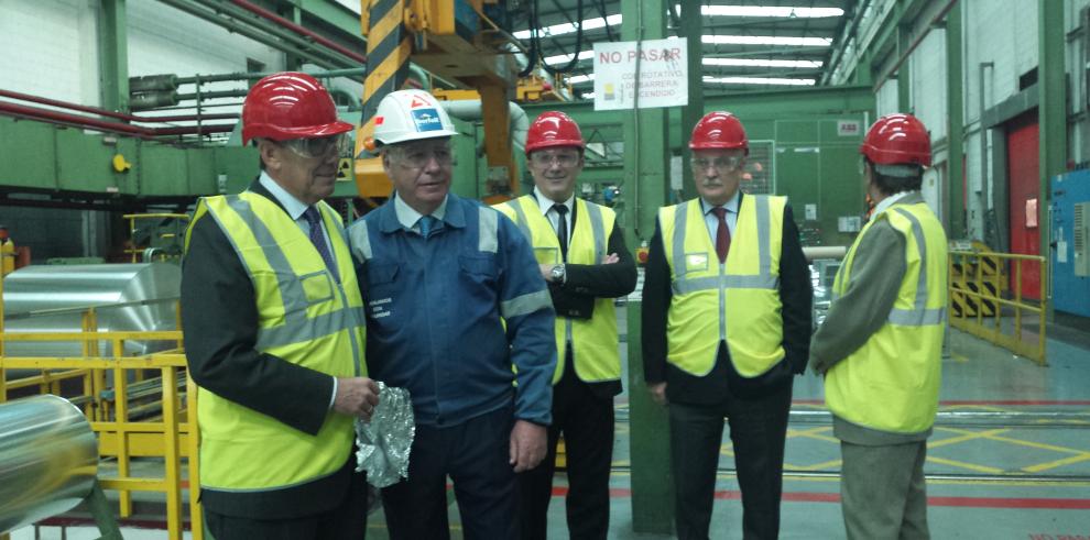 Arturo Aliaga ha visitado la planta de Iberfoil en Sabiñánigo, a pleno rendimiento tan solo tres meses después de su apertura 